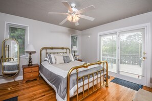 Casa, varias camas, hidromasaje, vista parcial al mar | 3 habitaciones, wifi gratis y ropa de cama
