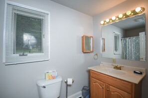 House, Multiple Beds, Hot Tub, Partial Sea View | Bathroom | Towels - Take-A-Break 3 Bedroom House (Oakland)