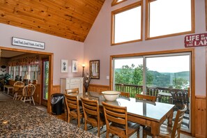 Maison, plusieurs lits, bain à remous | Cuisine privée | Réfrigérateur, micro-ondes, four, plaque de cuisson