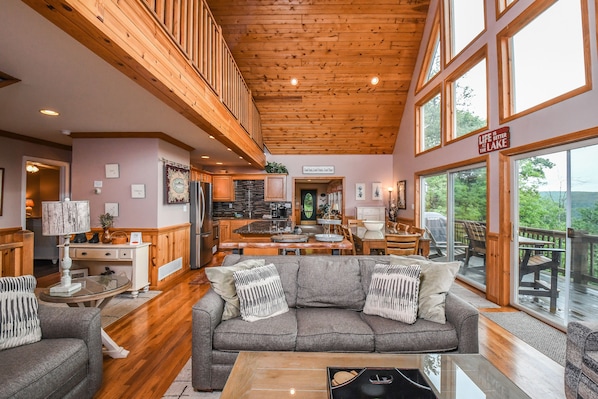 Nhà, nhiều giường, bồn tắm nước nóng | Phòng khách | TV, lò sưởi, đầu đĩa DVD