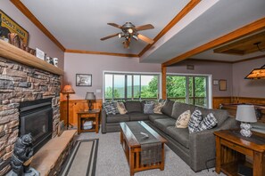 Nhà, nhiều giường, bồn tắm nước nóng | Phòng khách | TV, lò sưởi, đầu đĩa DVD