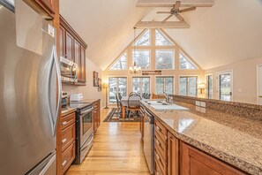 Private kitchen - Taylor Made 6 Bedroom House (McHenry)