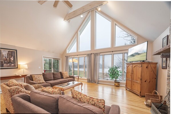 Living room - Taylor Made 6 Bedroom House (McHenry)