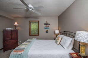 House, Multiple Beds, Fireplace | 4 bedrooms, free WiFi, bed sheets - Tranquility 4 Bedroom House (McHenry)