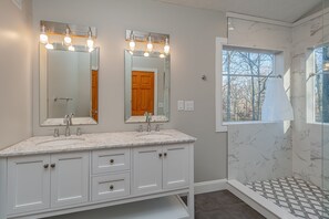 House, Multiple Beds, Hot Tub | Bathroom