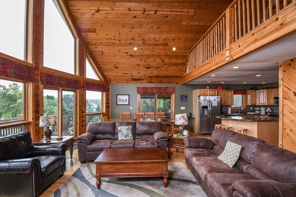 TV, fireplace - Windsor House 4 Bedroom House (Oakland)