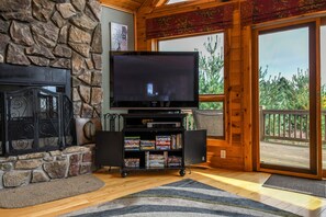Ferienhaus, Mehrere Betten, Whirlpool | Wohnzimmer | Fernseher, Kamin