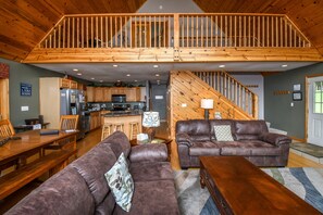 TV, fireplace - Windsor House 4 Bedroom House (Oakland)