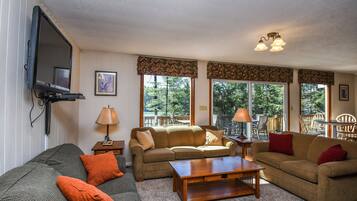 House, Multiple Beds, Hot Tub | Living room | TV, fireplace