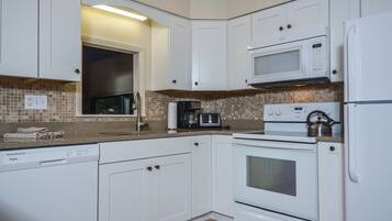 House, Multiple Beds, Hot Tub | Private kitchen | Fridge, microwave, oven, stovetop