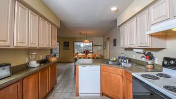 Lemari es, microwave, oven, dan kompor