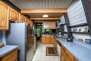House, Multiple Beds, Hot Tub, Mountain View | Private kitchen