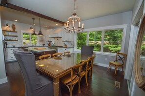 Casa, várias camas, banheira de imersão | Cozinha privada | Geladeira, micro-ondas, fogão, cooktop