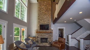 House, Multiple Beds, Hot Tub | Living room