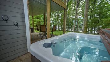 Maison, Plusieurs lits, baignoire à remous | Salle de bain | Serviettes fournies