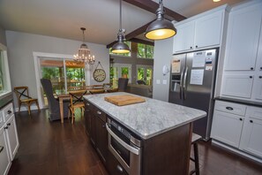 House, Multiple Beds, Hot Tub | Private kitchen | Fridge, microwave, oven, stovetop - Casa Bella 5 Bedroom House (Swanton)