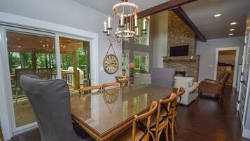 Maison, Plusieurs lits, baignoire à remous | Cuisine privée | Réfrigérateur, four à micro-ondes, un four, surface de cuisson