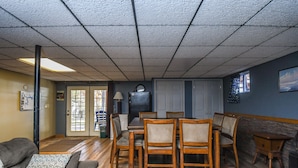 5 bedrooms, WiFi (free), bed sheets