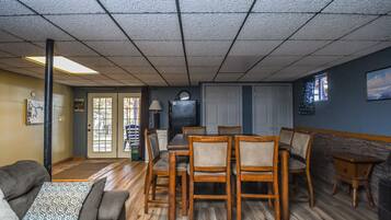 5 bedrooms, free WiFi, bed sheets