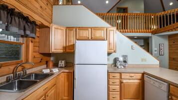 House, Multiple Beds, Hot Tub | Private kitchen | Fridge, microwave, oven, stovetop