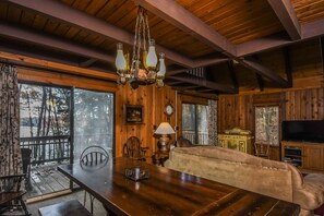 House, Multiple Beds, Hot Tub | Private kitchen | Fridge, microwave, oven, stovetop - Creekside Cove 4 Bedroom House (Oakland)