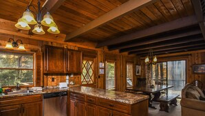 Casa, letti multipli, idromassaggio | Cucina privata | Macchina per tè/caffè, frigorifero, microonde, forno