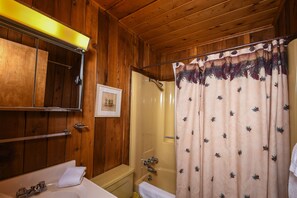 منزل - عدة أسرّة - بمغطس ساخن | حمام | مناشف