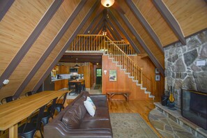 TV, fireplace - Fox Den 3 Bedroom House (Oakland)