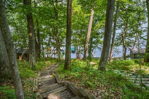 Property grounds - Swimming Bear Lodge 4 Bedroom House (Oakland)