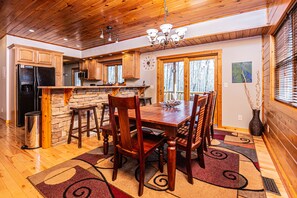 Fridge, microwave, oven, stovetop - Donovan's Dacha 3 Bedroom House (McHenry)