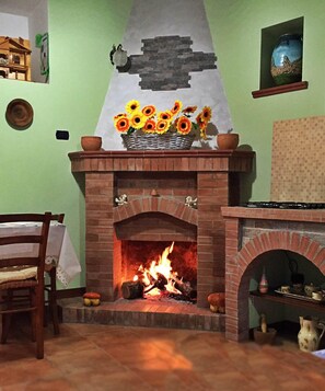 Fireplace - B&B L'Arabatana (Pietrapertosa)