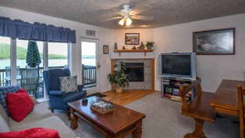 TV, perapian, dan pemutar DVD