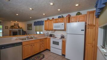 Lemari es, microwave, oven, dan kompor