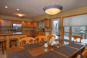 Talo, useita sänkyjä, poreamme | Yksityinen keittiö | Jääkaappi, mikroaaltouuni, uuni, liesi