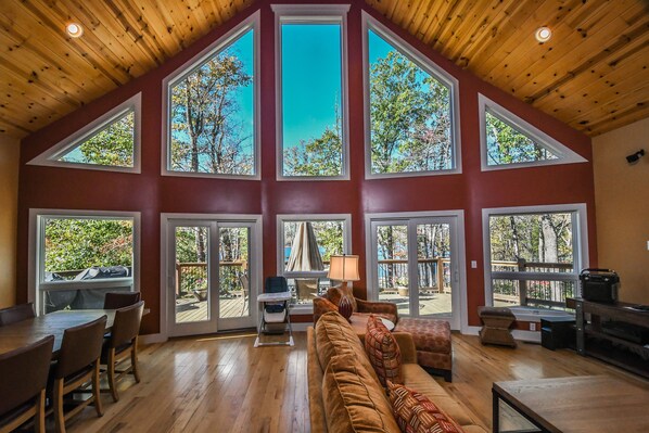 Living room - Four Seasons Chateau 5 Bedroom House (Oakland)