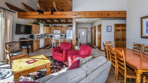 House, Berbilang Katil, Fireplace | Ruang tamu | TV, pendiangan, pemain DVD 