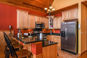 Maison, plusieurs lits, bain à remous | Cuisine privée | Réfrigérateur, micro-ondes, four, plaque de cuisson