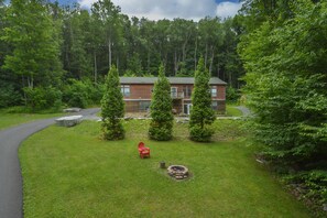 Property grounds - Hillside Hideaway 5 Bedroom House (McHenry)