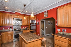 House, Multiple Beds, Hot Tub | Private kitchen