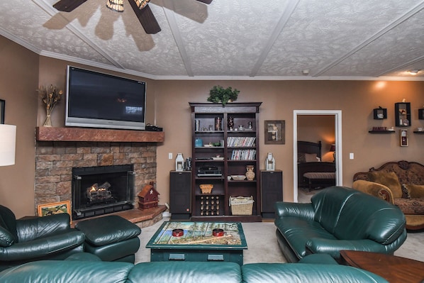 House, Multiple Beds, Hot Tub | Living room