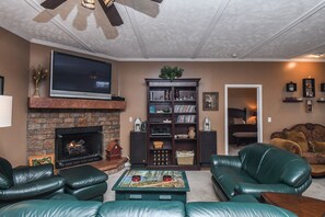 House, Multiple Beds, Hot Tub | Living room