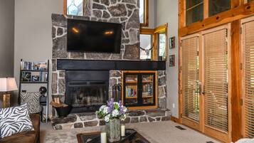House, Multiple Beds, Hot Tub | Living room | 42-inch TV with cable channels, fireplace