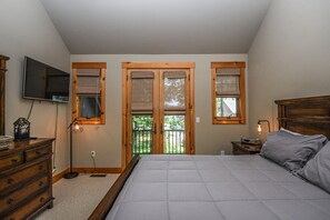 House, Multiple Beds, Hot Tub | 4 bedrooms, free WiFi, bed sheets - Summit Lodge 4 Bedroom Townhome (McHenry)