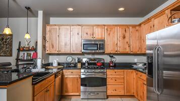 House, Multiple Beds, Hot Tub | Private kitchen | Fridge, microwave, oven, stovetop