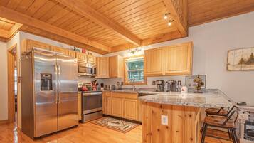 House, Multiple Beds, Hot Tub | Private kitchen | Fridge, microwave, oven, stovetop