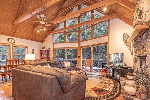 Bear Mountain Lodge 4 Bedroom House