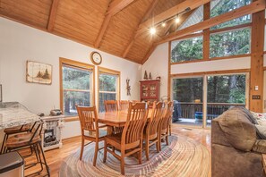 Hus, flere senger, spabadekar | Oppholdsrom | TV, peis og DVD-spiller