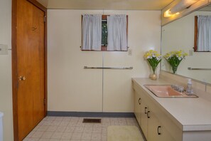 Maison, Plusieurs lits, baignoire à remous | Salle de bain | Serviettes fournies