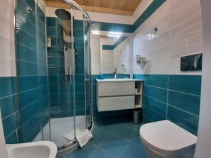 Chambre triple panoramique | Salle de bain | Douche, douche cascade, articles de toilette (gratuits)