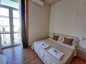 Superior Double Room, Private Bathroom, City View | Premium bedding, down comforters, memory foam beds - BelloBello Rooms & Apartment (Naples)
